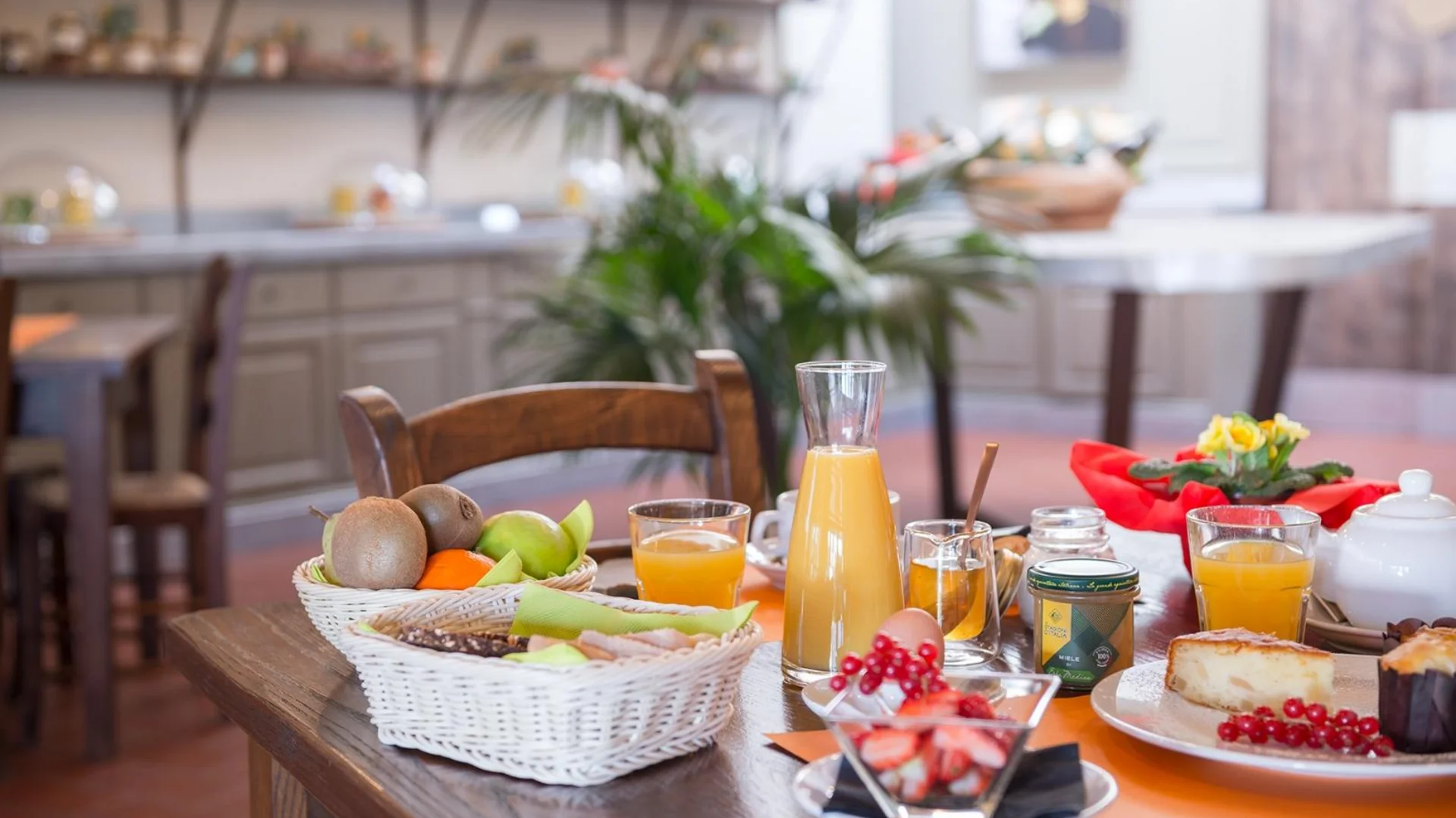 Gravelbiken in der Toskana © Tenuta il Cicalino Frühstückstisch mit Obst, Saft, Kuchen und Getränken in einem gemütlichen Raum