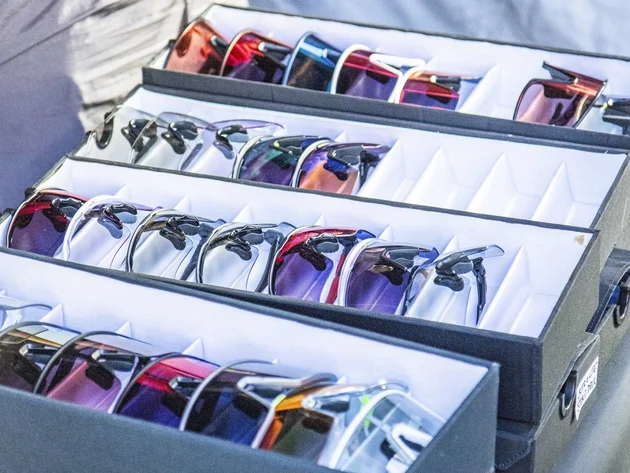 Das war das Ride ’n Gravel Testival 2026! © Sport Conrad-Leon Hoesch Person wählt Sonnenbrille aus mehreren Reihen in schwarzer Box aus