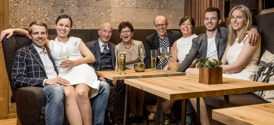 Central goes Gravel!
© Rudi Wyhlidal Familie sitzt zusammen in gemütlichem Raum mit Getränken auf dem Tisch