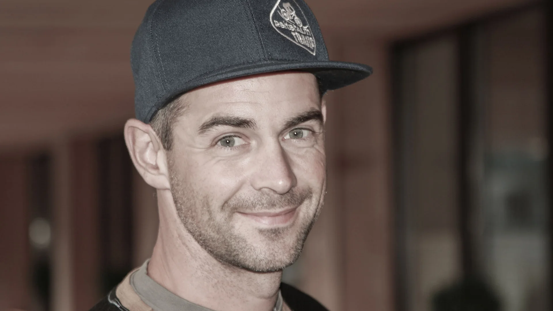 Porträt eines lächelnden Mannes mit Basecap