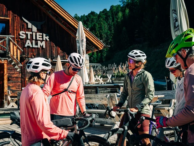 Das waren die Golden Days in Nauders © TVB-Tiroler-Oberland-Nauders-Christian-Penning - Pause auf der Stieralm Radfahrer mit Mountainbikes vor der Stier Alm