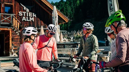 Das waren die Golden Days in Nauders © TVB-Tiroler-Oberland-Nauders-Christian-Penning - Pause auf der Stieralm Radfahrer mit Mountainbikes vor der Stier Alm
