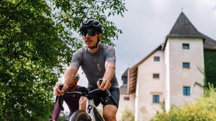 Innere Wimitz – Halbtags © Martin Hoffmann Zwei Radfahrer fahren auf einem Weg mit Schloss und grüner Umgebung