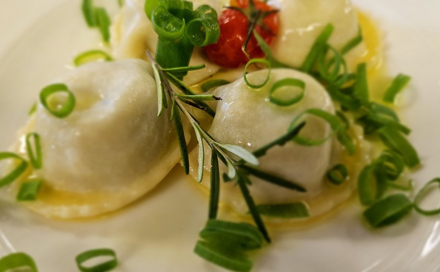 Stift St. Georgen **** © Bistum Gurk Teller mit Ravioli, Frühlingszwiebeln, Rosmarin und Kirschtomate