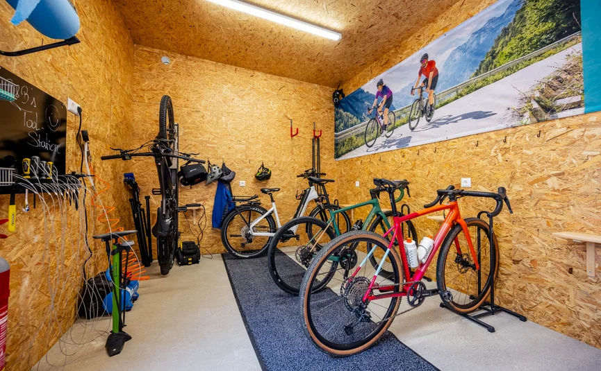 Bed&Breakfast Mittelkärnten © Michael Stabentheiner Fahrradraum mit mehreren Rennrädern und Werkzeug an der Wand