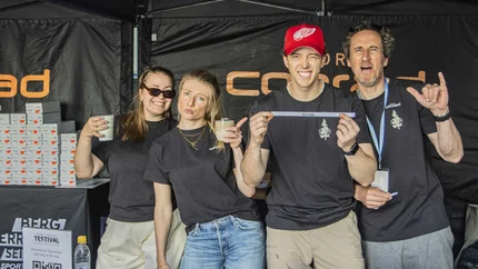 Das war das Ride ’n Gravel Testival 2026! © Sport Conrad-Leon Hoesch Vier Personen an einem Registrierungsstand bei einer Veranstaltung