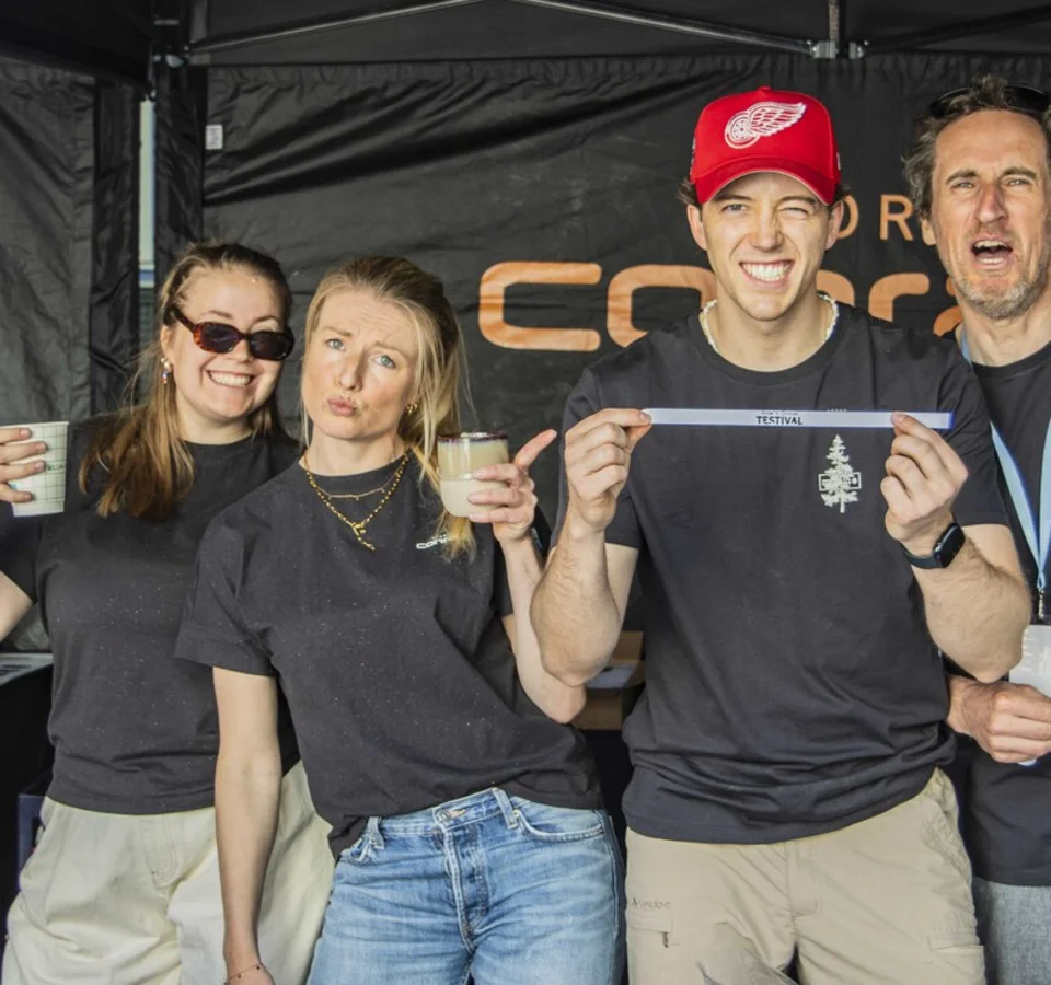 Das war das Ride ’n Gravel Testival 2026! © Sport Conrad-Leon Hoesch Vier Personen an einem Registrierungsstand bei einer Veranstaltung