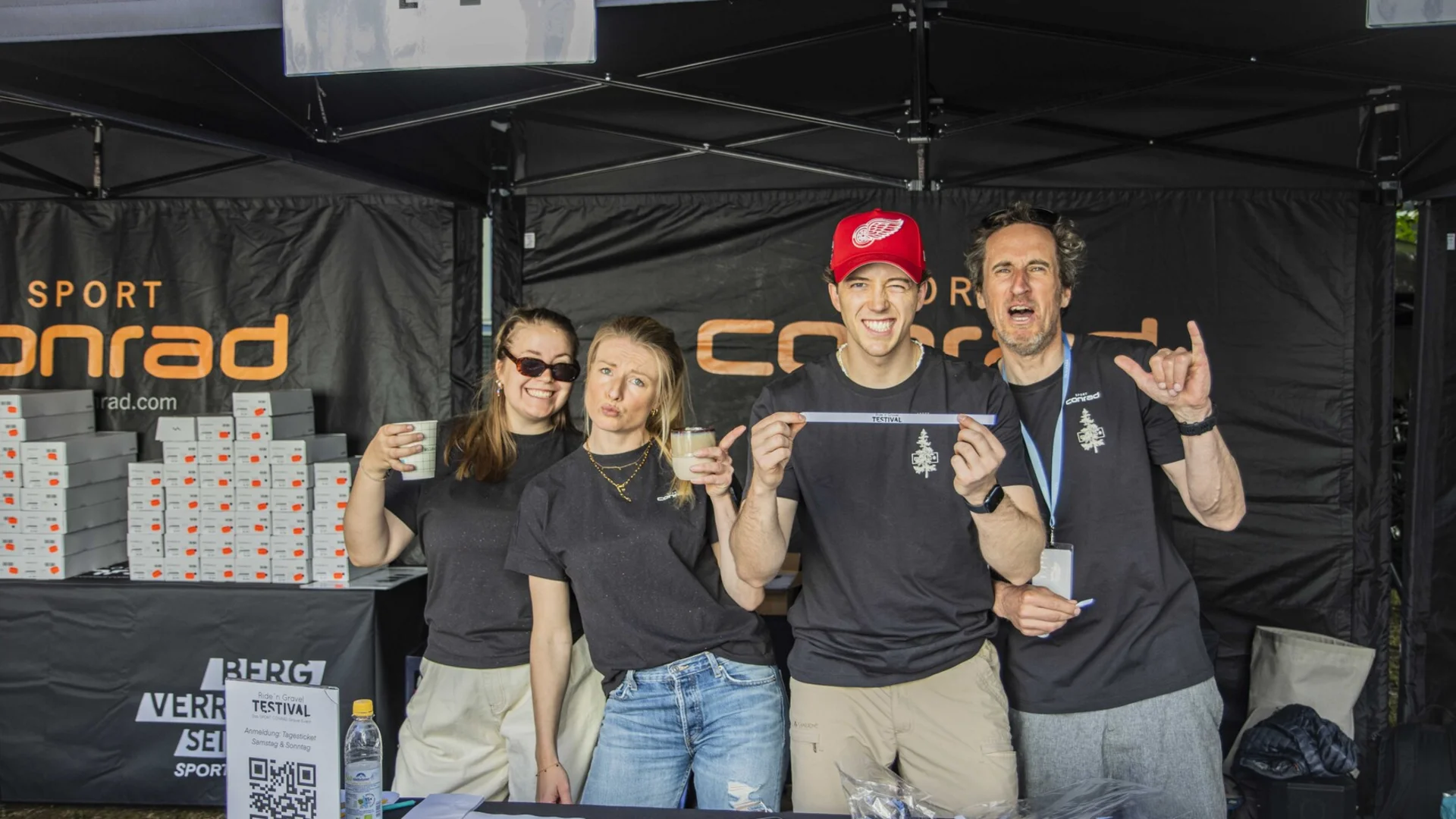 Das war das Ride ’n Gravel Testival 2026! © Sport Conrad-Leon Hoesch Vier Personen an einem Registrierungsstand bei einer Veranstaltung