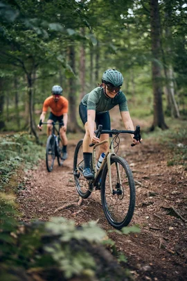 Zwei Radfahrer fahren auf einem Waldweg Mountainbike