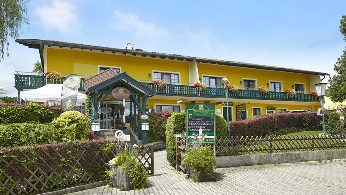 Gravel week Bucklige Welt © Wiener Alpen Croy Yellow hotel with green entrance and flowers on the balcony