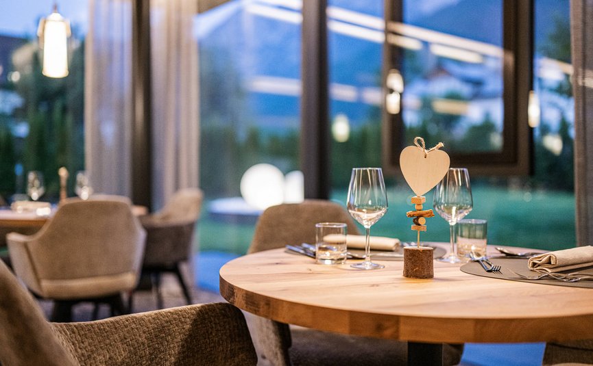 Stilvoll gedeckter Tisch mit Herz-Dekoration in modernem Restaurant