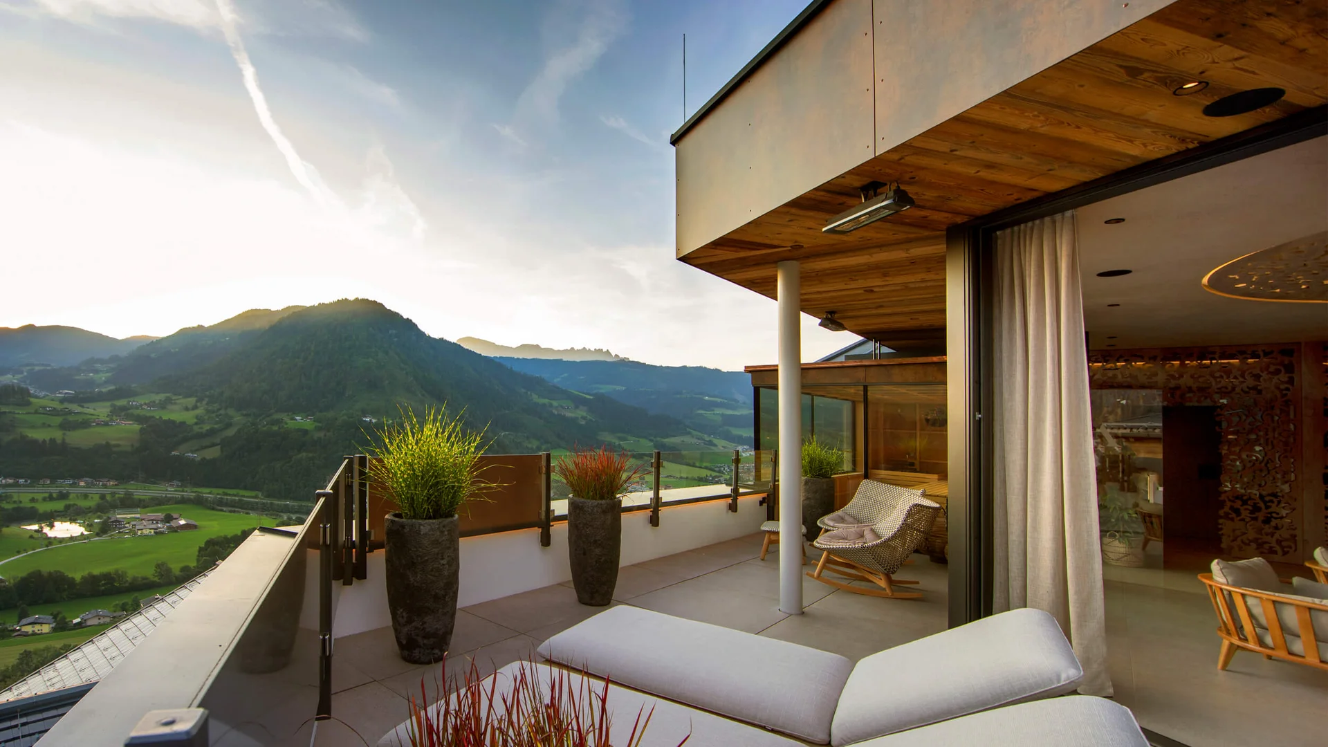 Neue Gravelbike Holidays Hotels 2026 © Atelier Oczlon Moderne Terrasse mit Bergblick und gemütlichen Sitzmöbeln