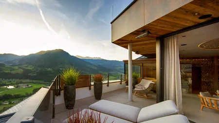 Moderne Terrasse mit Bergblick und gemütlichen Sitzmöbeln