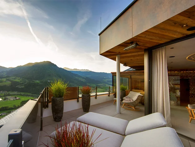 Moderne Terrasse mit Bergblick und gemütlichen Sitzmöbeln