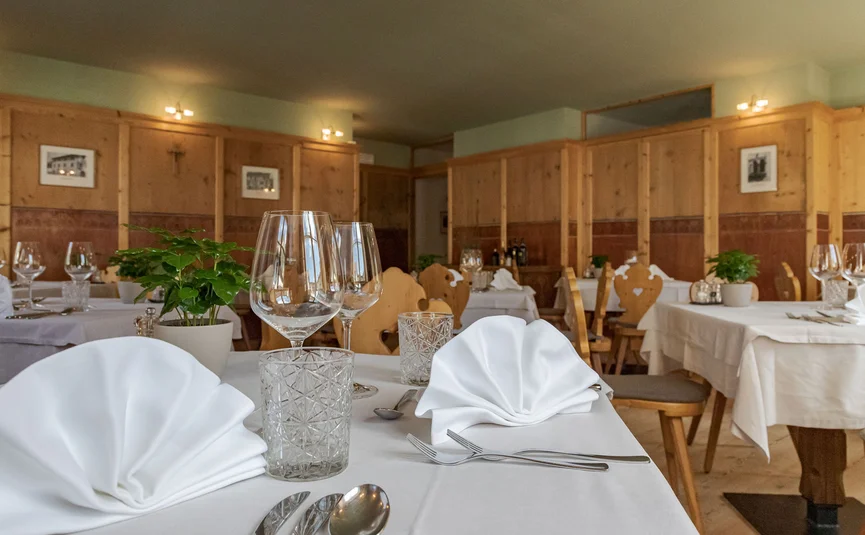 Restaurant mit gedeckten Tischen, weißen Servietten und Holzstühlen