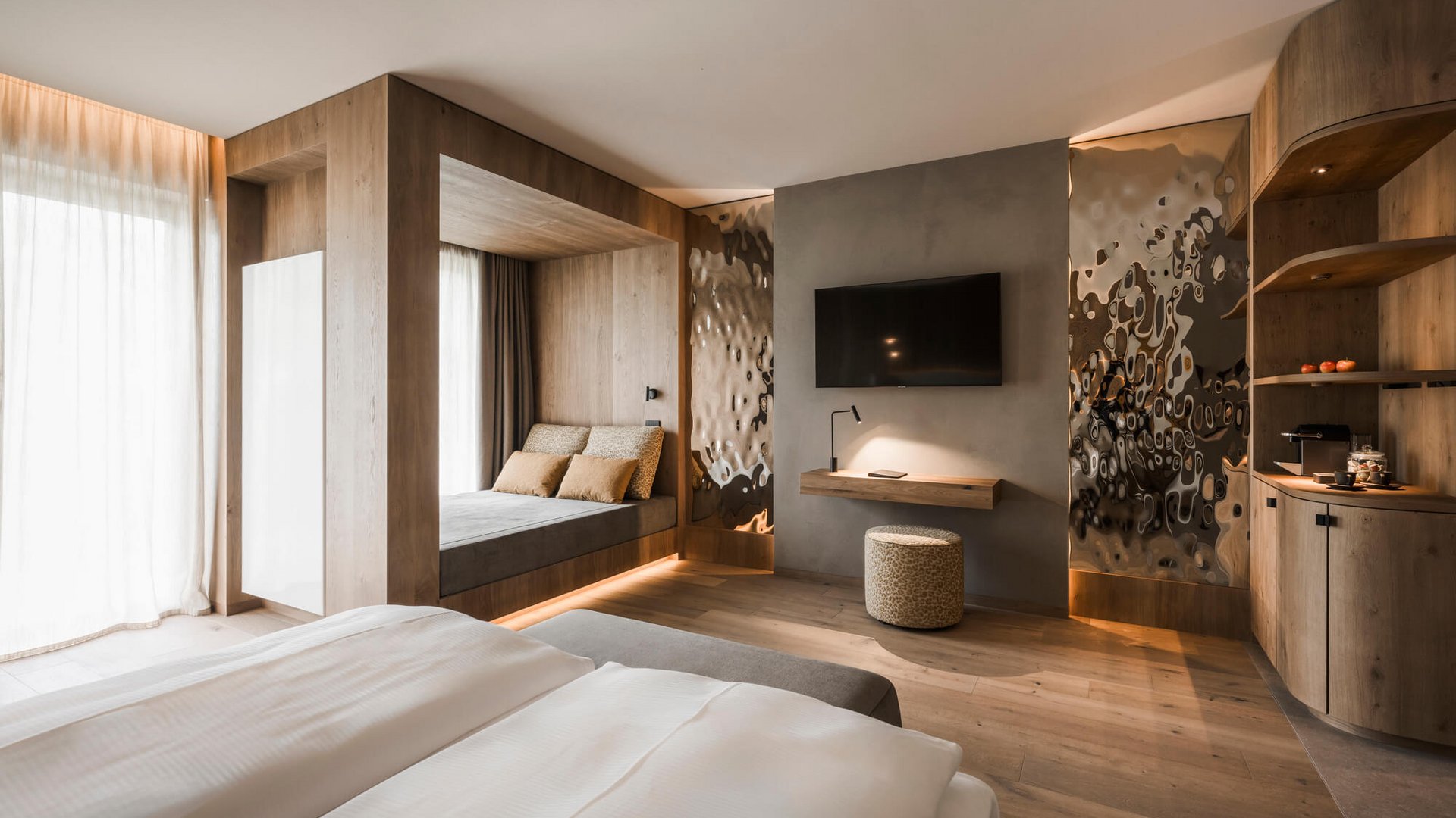 Modernes Hotelzimmer mit Holzdekor und integriertem Sitzbereich
