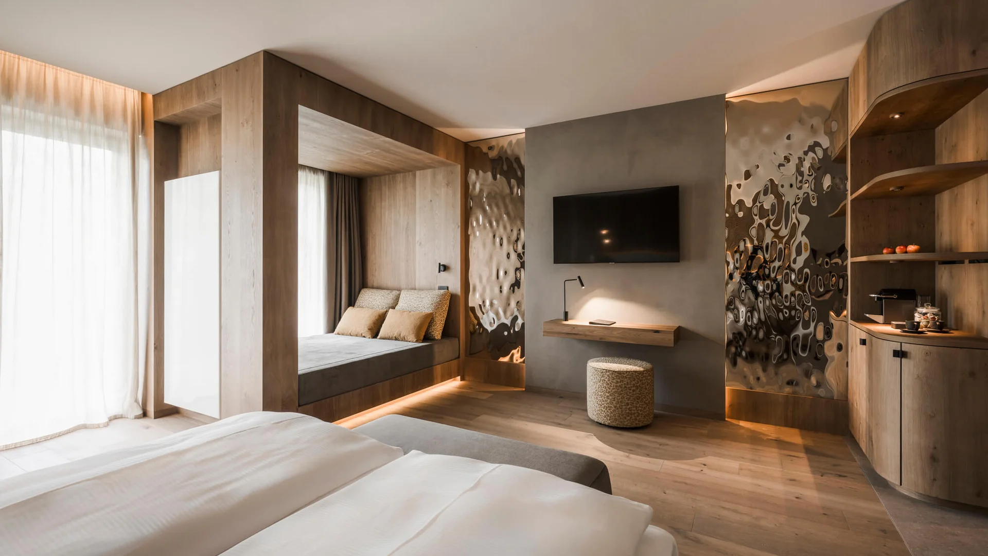 Modernes Hotelzimmer mit Holzdekor und integriertem Sitzbereich