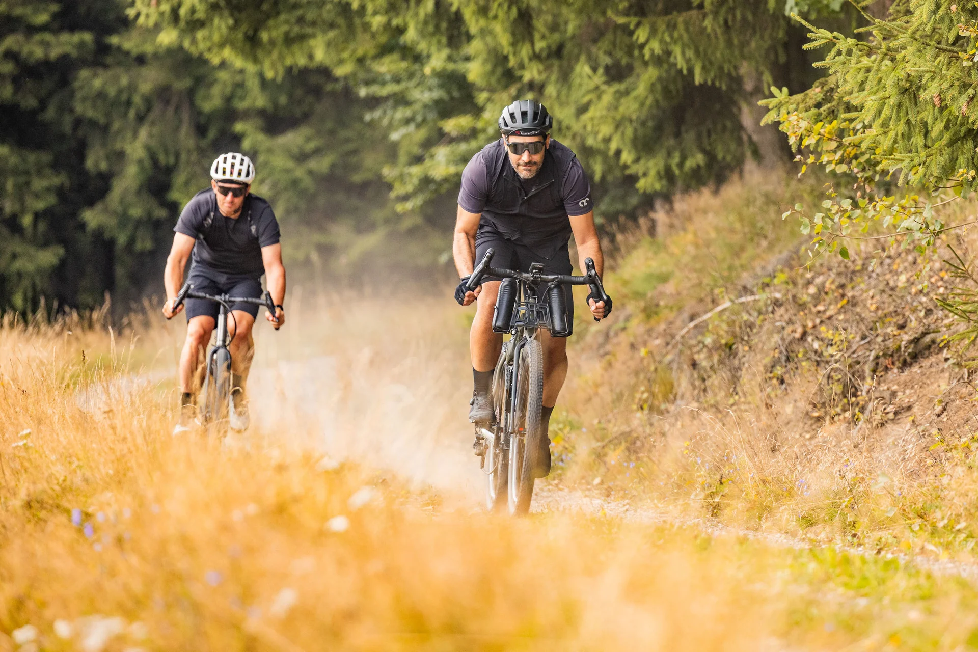 Gravelbike Holidays © TV Erzgebirge - lifecyclemedia.de - Martin Donat Zwei Männer fahren Mountainbikes auf einem Naturweg im Wald