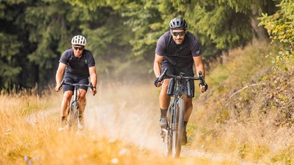 Erzgebirge © TV Erzgebirge - lifecyclemedia.de - Martin Donat Zwei Männer fahren Mountainbikes auf einem Naturweg im Wald