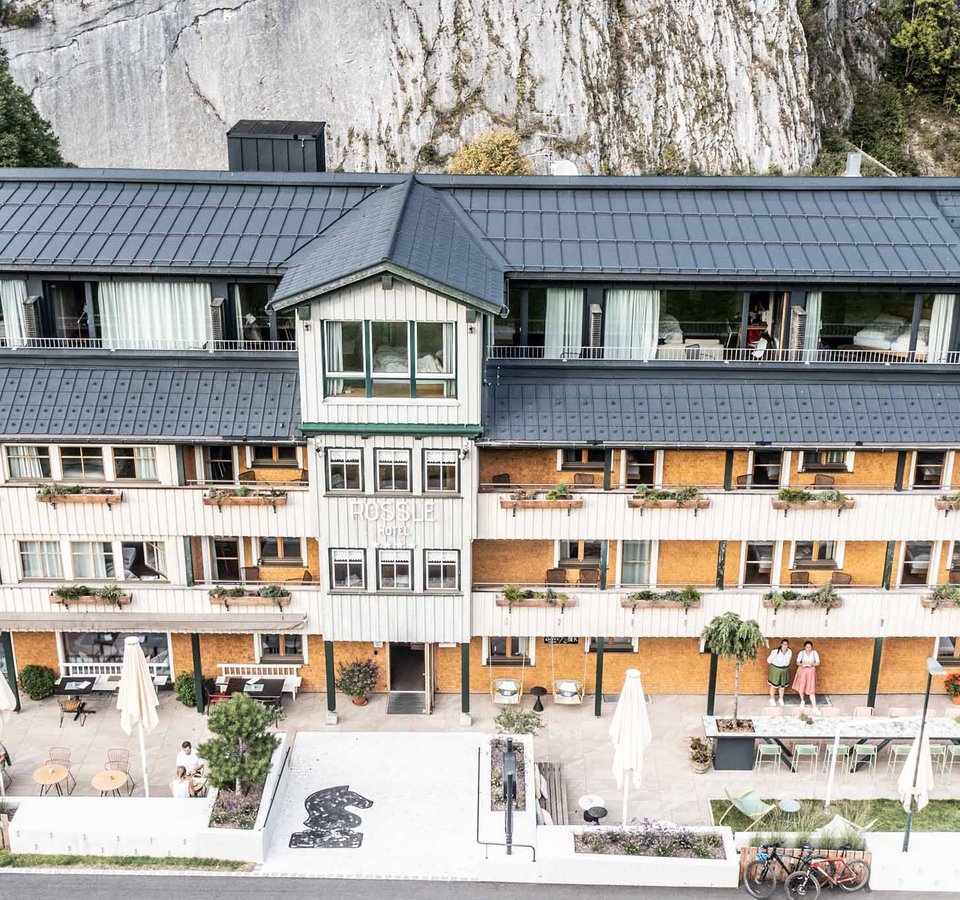 Gravelbikeurlaub im Hotel Rössle
© Hotel Adler - Hotel Rössle GmbH Außenansicht des Rossli Hotels mit Terrasse und Bergkulisse