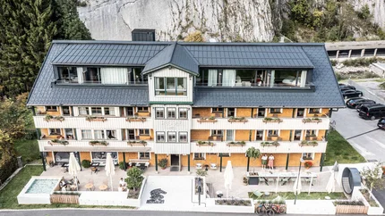 Außenansicht des Rossli Hotels mit Terrasse und Bergkulisse