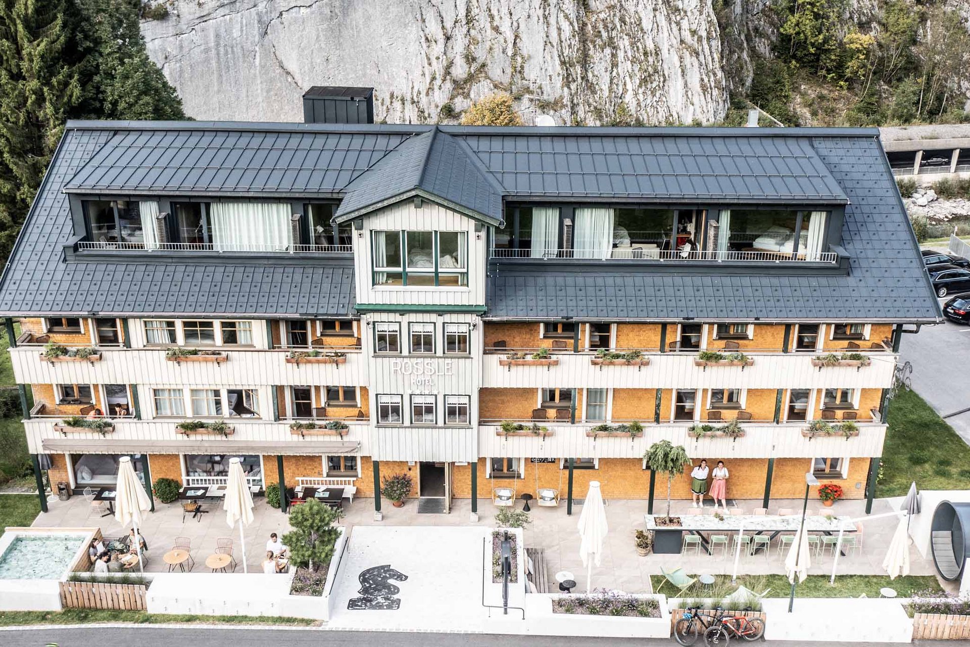 Außenansicht des Rossli Hotels mit Terrasse und Bergkulisse