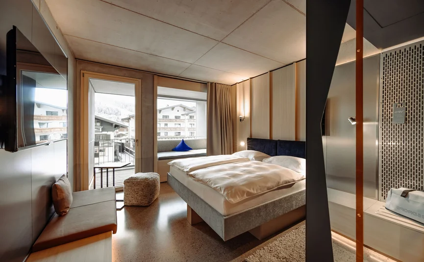 Dips&Drops - HOTEL · SPORTS · SPA · RESTAURANTS ****S © Matthias Warter Modern hotel room with double bed and balcony overlooking mountain view