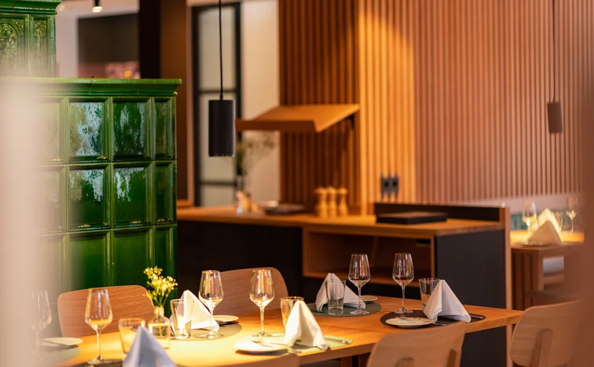 Posthorn Hotel-Restaurant © Markus Gänswein Restaurant mit gedeckten Tischen, Weingläsern und grüner Kachelwand