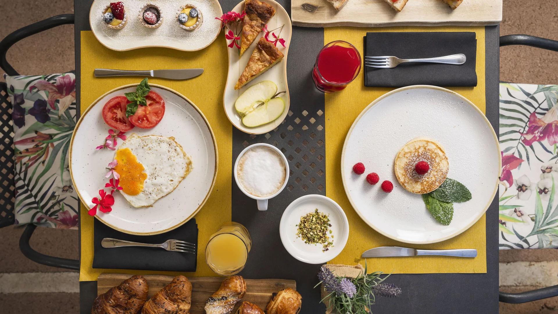 Gravelbiken in der Toskana © Hotel Casolare Le Terre Rosse Tisch mit ausgewogenem Frühstück: Eier, Obst, Croissants, Kaffee und Saft