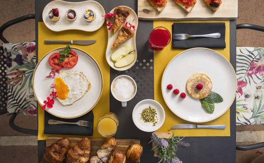 Hotel & Restaurant Casolare Le Terre Rosse ***S © Hotel Casolare Le Terre Rosse Tisch mit ausgewogenem Frühstück: Eier, Obst, Croissants, Kaffee und Saft