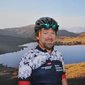 Michael Küchl © Michael Küchl Mann mit Fahrradhelm vor Bergsee und Felsen im Hintergrund