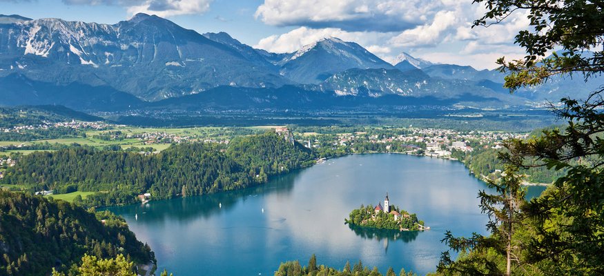 See mit Insel und Berglandschaft bei klarem Himmel