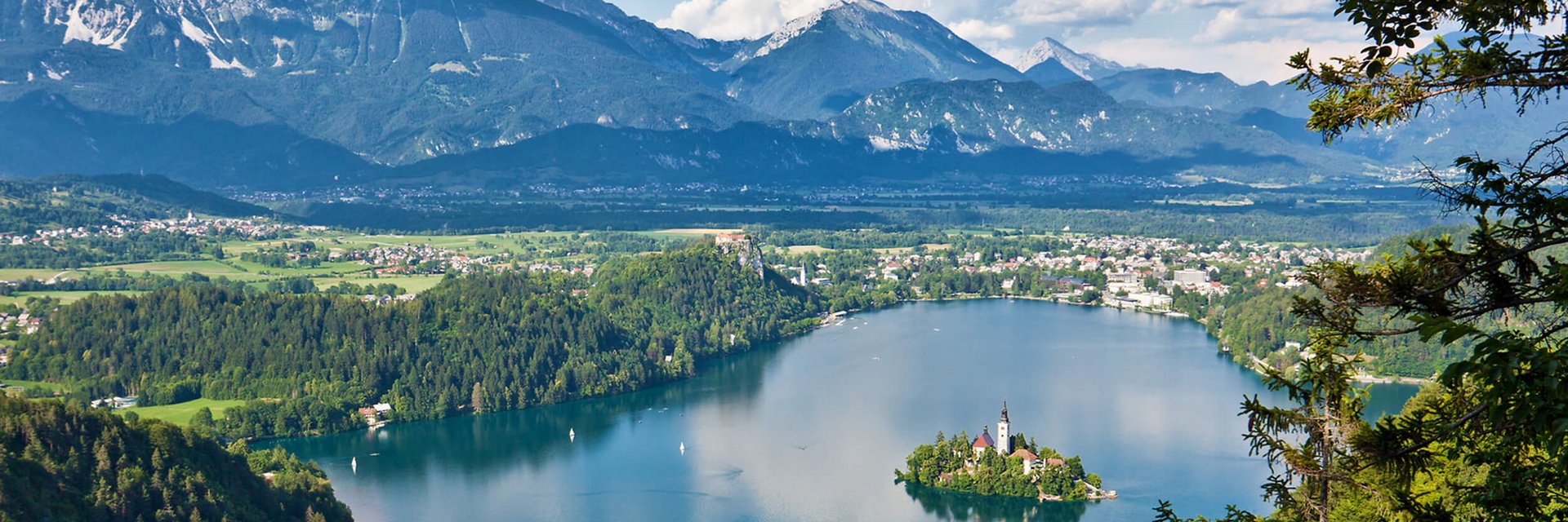 See mit Insel und Berglandschaft bei klarem Himmel