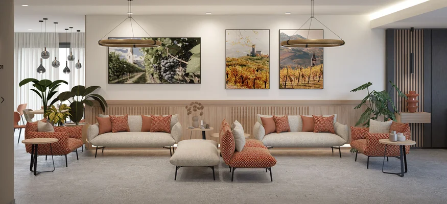 Modern gestalteter Lounge-Bereich mit Sofas, Sesseln und Wandbildern