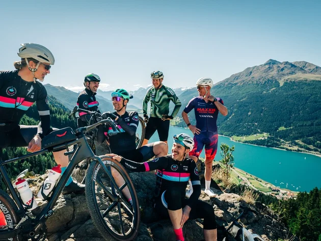 Das waren die Golden Days in Nauders © TVB-Tiroler-Oberland-Nauders-Christian-Penning - Teilnehmer GOLDEN DAYS am Plamortfelsen Radfahrer mit Rennrädern auf einem Berg oberhalb eines türkisfarbenen Sees