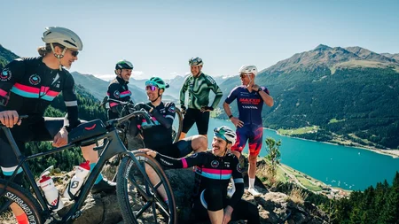 Das waren die Golden Days in Nauders © TVB-Tiroler-Oberland-Nauders-Christian-Penning - Teilnehmer GOLDEN DAYS am Plamortfelsen Radfahrer mit Rennrädern auf einem Berg oberhalb eines türkisfarbenen Sees