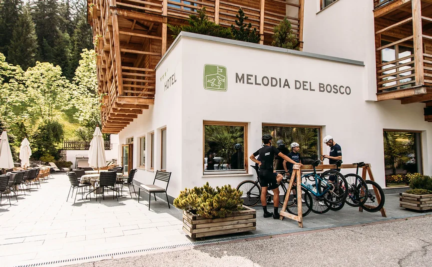 Hotel Melodia del Bosco mit Außenbereich und Radfahrern vor dem Eingang