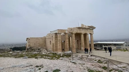 Bikepacking von Wien nach Athen © Jan Koller Ruine des antiken Tempels auf felsigem Hügel bei bewölktem Himmel