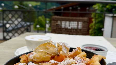 5 Gravel-Touren in der Salzburger Sportwelt, die du kennen solltest © Daniela Erner Kaiserschmarrn mit Puderzucker und Beeren in Pfanne auf Bergterrasse