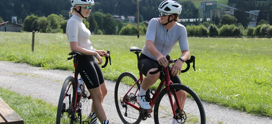 Graveln im Brixental © Michael Küchl Zwei Radfahrer mit Helmen auf ihrem Fahrrädern an einem ländlichen Weg