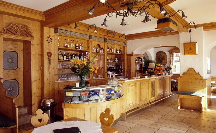 Holzinterieur Bar mit Sitzgelegenheiten und Blumen in einer Gaststätte