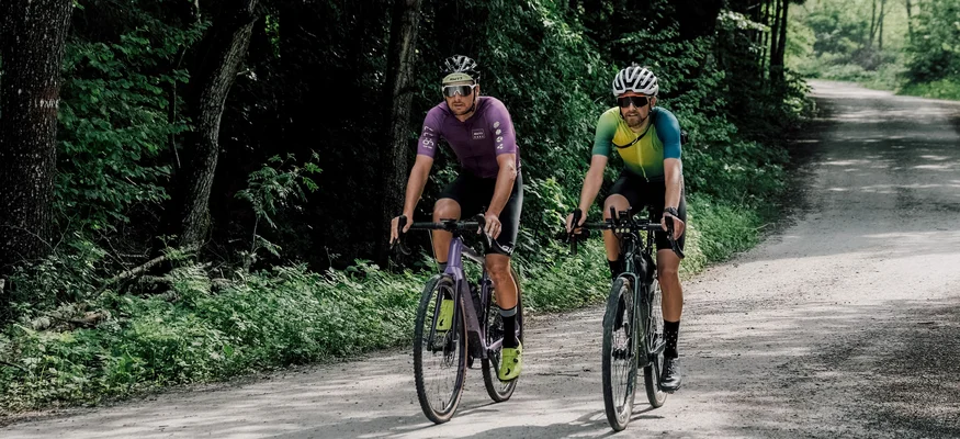 Dein erster Gravelride – so wird die Premiere ein Erfolg © Region Wörthersee Rosental Tourismus GmbH - Chris Perkles Zwei Männer fahren mit dem Fahrrad auf einem Waldweg