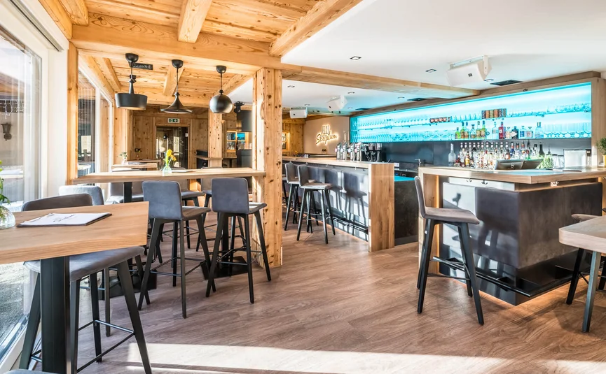 Modernes Holzrestaurant mit Bar und blauer Beleuchtung