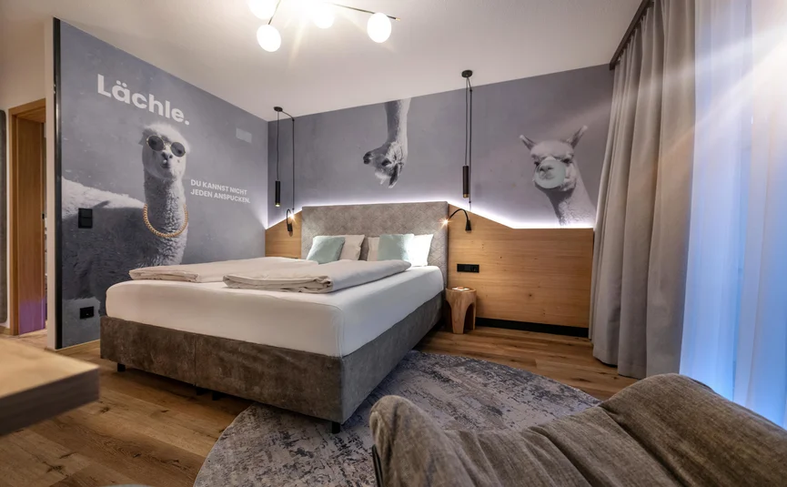 Modernes Schlafzimmer mit Lamm-Wandbildern und gemütlichem Bett