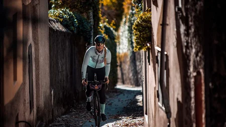 Checklist für das Bikepacking-Abenteuer © Maria Wilke Radfahrerin fährt auf schmalem Weg zwischen Mauern im Herbst