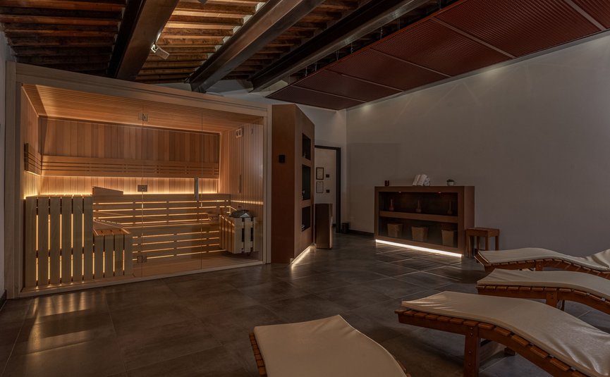 Moderner Saunaraum mit Liegestühlen und indirekter Beleuchtung