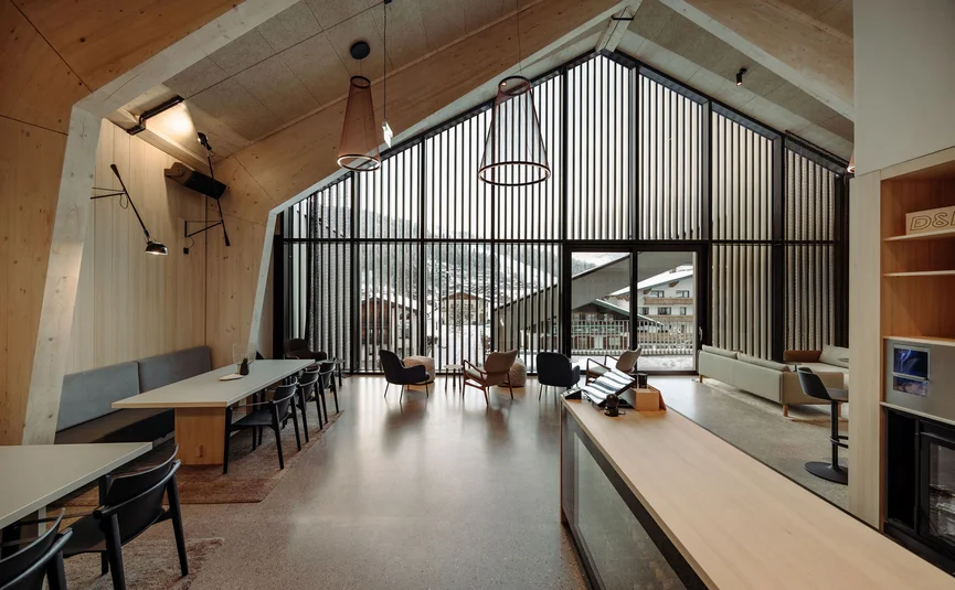 Dips&Drops - HOTEL · SPORTS · SPA · RESTAURANTS ****S © Matthias Warter Modern living space with large windows and wooden paneling