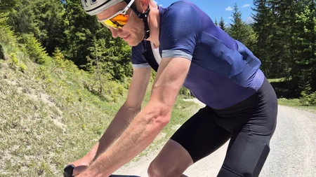Das war das Ride ’n Gravel Testival 2026! © Sport Conrad Mann mit Helm und Sonnenbrille fährt Fahrrad auf Waldweg bei Sonnenschein