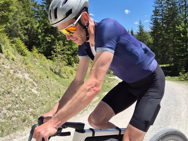 Das war das Ride ’n Gravel Testival 2026! © Sport Conrad Mann mit Helm und Sonnenbrille fährt Fahrrad auf Waldweg bei Sonnenschein