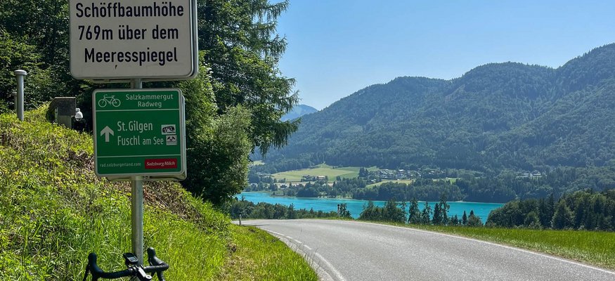 Rad auf Straßenrand bei Schöffbaumhöhe mit Berg- und Seeausblick